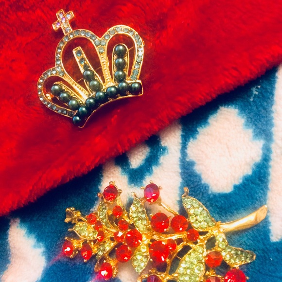 Beaded crystal cross brooch pearl pin - Picture 2 of 3